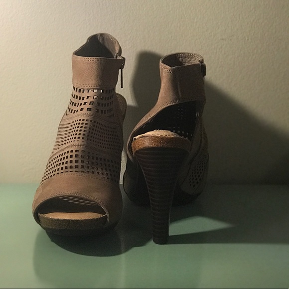 Adam Tucker brown heels size 9 - Picture 2 of 4